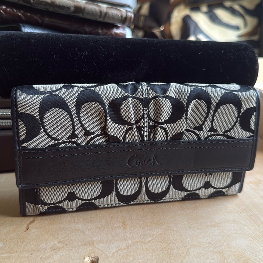 Coach Signature Trifold Wallet – Black & Gray Canvas with Leather Trim‎ 👜